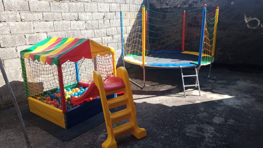 Locação de Mesas e Cadeiras em Arujá - Aluguel de Brinquedos e Artigos para Festas Locação de Mesas e Cadeiras em Arujá - Aluguel de Brinquedos e Artigos para Festas